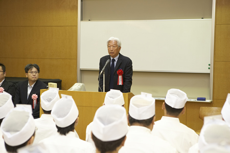 開会式で挨拶する 全国和菓子協会 黒川光博会長