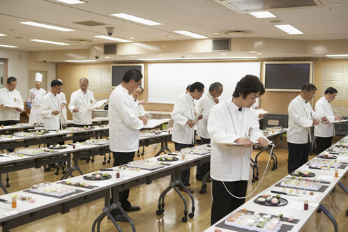 審査委員による製品審査風景