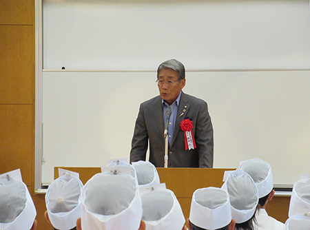 開会式で挨拶する 全国和菓子協会 細田 治会長