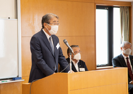 開会式で挨拶する 全国和菓子協会 細田 治会長