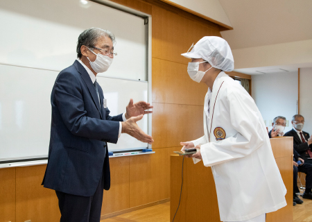 優秀和菓子職認定者代表への認定証（盾）の授与